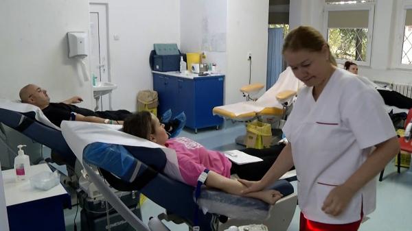 Majorarea de peste 4 ori a tichetelor pentru donatori i-a adus pe români la centrele de transfuzii. Au stat chiar la coadă pentru cei 280 de lei