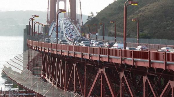 Plase anti-sinucigaşi, montate pe podul Golden Gate din San Francisco. Două mii de oameni şi-au pus capăt zilelor în zonă de-a lungul anilor