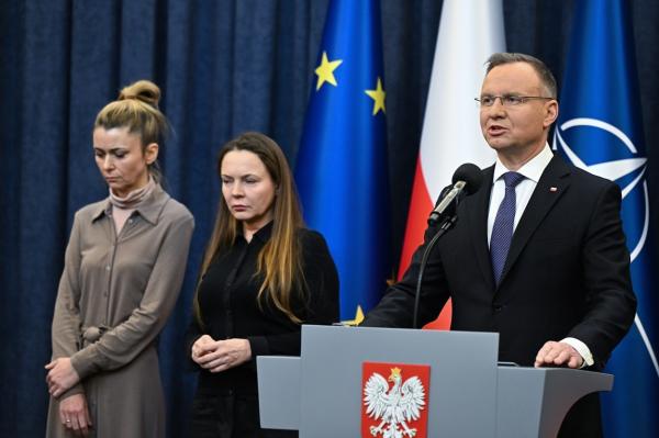Război între palate în Polonia. Preşedintele anunţă că îi va graţia din nou pe cei doi politicieni încarceraţi pentru corupţie