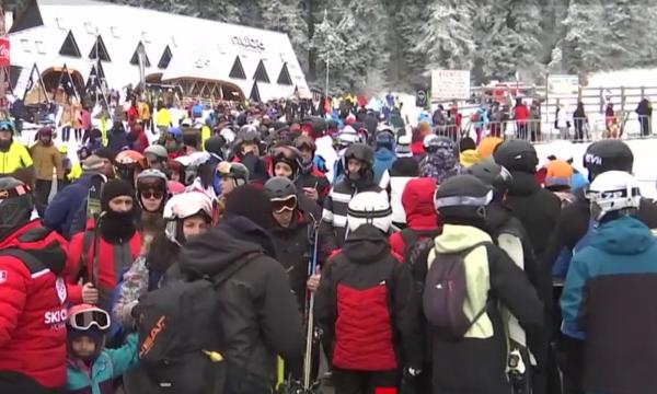 "Sus feerie, jos cozi şi aşteptare". Ce i-a întâmpinat pe turiștii veniți la schi în Poiana Brașov. Două pârtii, perfecte pentru sporturile de iarnă
