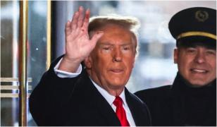 Trump oferă un nou motiv de controverse în SUA. Fostul preşedinte a apărut în public cu pete roşii pe mână. Ce ar putea fi
