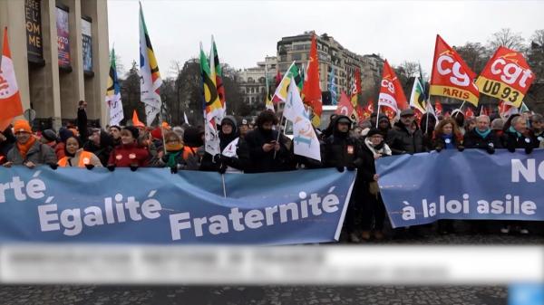 Protest de amploare faţă de reforma imigraţiei în Franţa. Zeci de mii de manifestanţi i-au cerut lui Macron să nu semneze legea