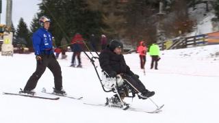 Lecţie de voinţă, în tabăra de schi pentru persoanele cu dizabilităţi de la Cheile Grădiştei. "Îmi dă o adrenalină de nedescris"