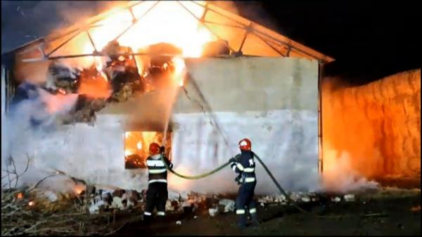 Incendiu puternic într-o localitate din Arad. Un şopron plin cu baloţi de paie s-a făcut scrum. Flăcările s-au aprins din senin