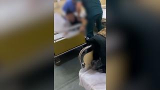 Doi angajaţi ai spitalului Bârlad, filmaţi în timp ce bruschează un bătrânel care abia se poate ţine pe picioare. A fost deschisă o anchetă internă