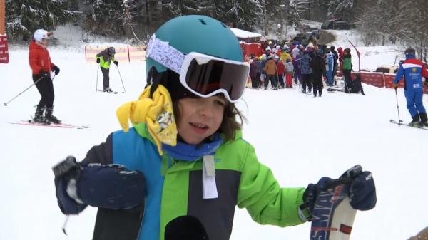 De la ce vârstă sunt pregătiţi copiii să ia lecţii de schi. Preţul unei tabere tematice în Masivul Postăvarul