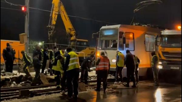 Al doilea tramvai deraiat de pe şine în ultimele zile, în Capitală. Călătorii au fost daţi jos, iar circulaţia, afectată o oră şi jumătate