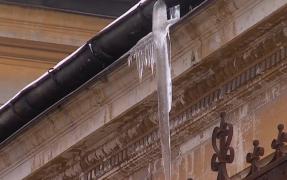 Amenzi uriaşe pentru cei care nu îndepărtează țurțurii de pe acoperișuri: "E periculos. Pică zăpadă si picură şi s-a făcut gheaţă"