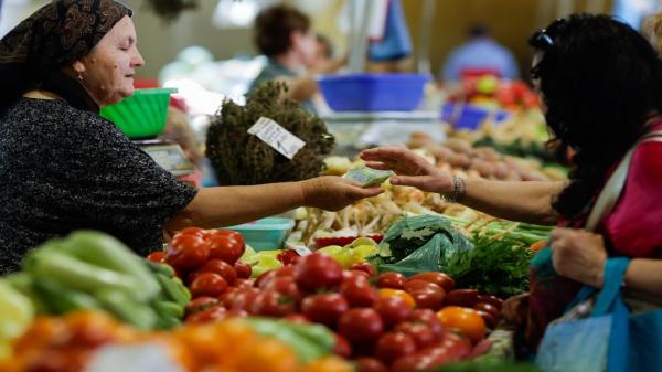 CALCUL: Cât costă în 2024 un coș de cumpărături cu opt alimente de bază. Diferență mare de preț față de anul trecut