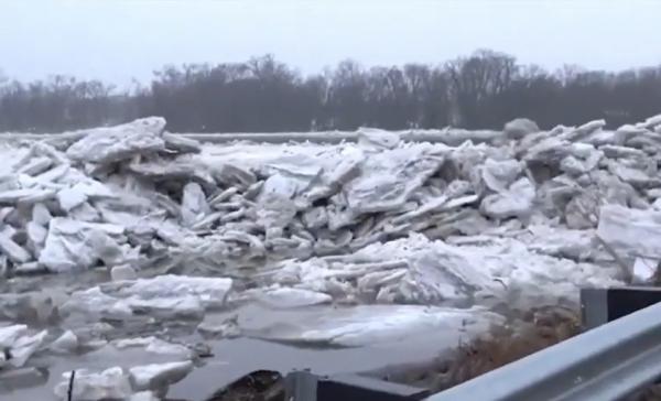 Inundaţii de proporţii în SUA. Peste 200 de locuinţe în pericol, după ce mai multe bucăţi de gheaţă s-au topit şi s-au revărsat într-un râu