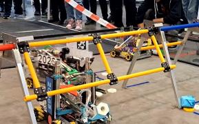 Cum se construieşte un robot de la zero. Cei mai talentaţi tineri pasionaţi de robotică şi-au dat întâlnire în Arad şi Bistriţa