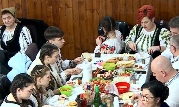 Balul Însuraţilor din Mureş, motiv de sărbătoare pentru localnici. Iubitorii de tradiţie au îmbrăcat costumele populare vechi de sute de ani