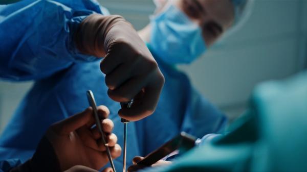Un chirurg renumit din Constanţa şi-ar fi mutilat 3 paciente. Medicul a continuat să opereze, deşi prima intervenţie greşită a fost în 2021