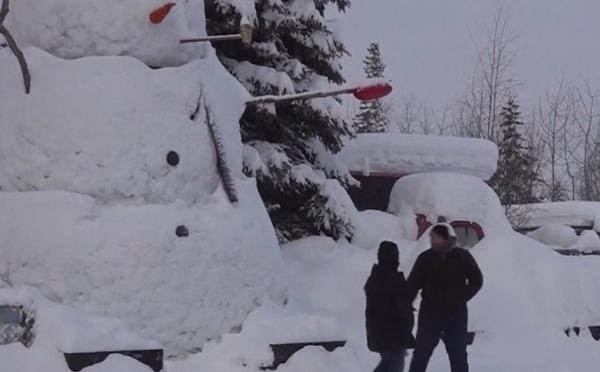 Stratul de zăpadă depăşeşte 2.5 metri în Alaska. A nins atât de mult, încât acoperișurile unor clădiri au cedat şi s-au prăbuşit