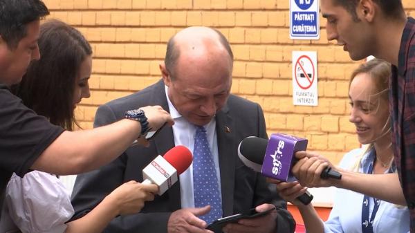 Traian Băsescu a fost externat, după 10 zile de spitalizare. Fostul preşedinte va avea nevoie acasă de aparat de oxigen