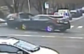 Momentul în care două maşini se ciocnesc violent într-o intersecţie din Timişoara. O bătrână de 67 de ani, la spital