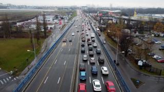 Motivul pentru care tot mai mulți șoferi români aleg să devină pietoni. Ce arată datele comerţului cu amănuntul pe 2023