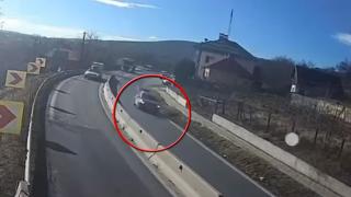 Șofer filmat pe contrasens, pe o șosea din Vâlcea. A fost la un pas de nenorocire și apoi a încercat să dea cu spatele ca să-și îndrepte greșeala