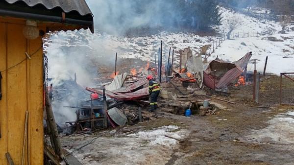 Tragedie cumplită în Brodina, Suceava. Femeie scoasă fără viaţă de vecini din casă, după ce locuinţa i-a ars din temelii