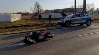 Motociclist, la un pas de moarte, după ce s-a ciocnit cu o maşină de poliţie, în Timişoara. Voia să intre în depăşire, dar apoi a frânat brusc
