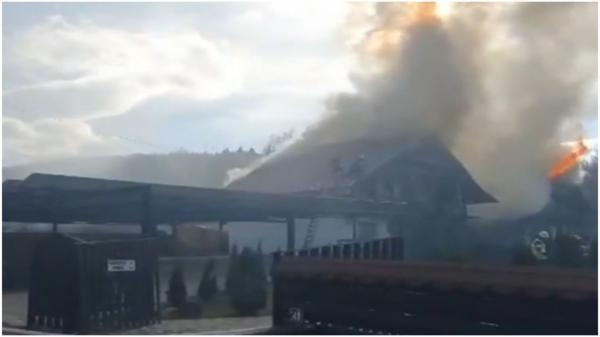 Incendiu puternic la o pensiune din Mălini, Suceava, care a fost închisă de ISU în decembrie. Focul a fost potolit cu greu de pompieri