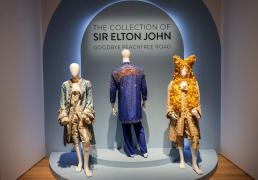 Aproape 1.000 de costume de scenă, fotografii de colecţie şi opere de artă aparţinând lui Elton John, scoase la licitaţie în New York