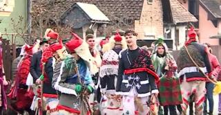 Înmormântarea iernii, sărbătorită cu muzică şi spectacole în Ardeal. Îmbrăcaţi în straie populare, mai mulţi tineri au luat la pas uliţele satului