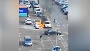 Mercedes cuprins de flăcări, în parcarea unui mall din Buzău. Maşina s-a aprins din senin și a ars ca o torță