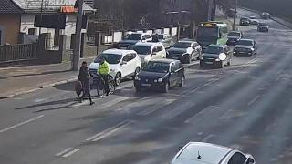 O femeie cu doi copii, loviţi de un biciclist pe o trecere de pietoni din Suceava. Unul dintre copii îl ia la palme pe bărbat, apoi îşi ajută mama să se ridice