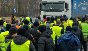 Europa continuă să fiarbă. Fermierii polonezi au aruncat pe stradă cerealele ucrainene, agricultorii italieni ameninţă să blocheze Roma