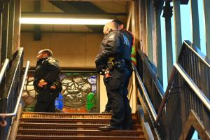 Schimb de focuri într-o staţie de metrou din New York: o persoană a murit şi alte cinci, rănite. Totul ar fi pornit de la o ceartă între 2 grupuri de adolescenţi