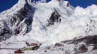Avalanşă uriaşă la Bâlea Lac. Două corturi, îngropate în zăpadă; avertismentul transmis de salvamontişti