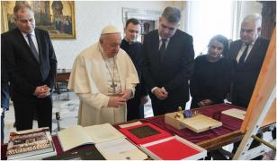 Ciolacu, primit la Vatican de Papa Francisc. Cei doi au discutat 25 de minute. Ce cadouri şi-au făcut