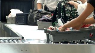 Cum arată noile scannere de bagaje de mână. Aeroporturile din România unde poţi intra în avion cu sticluţe de peste 100 ml