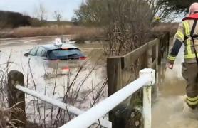 Ploi torenţiale şi inundaţii în Marea Britanie. Instructor auto, salvat în ultima clipă de un cuplu, după ce a rămas blocat în maşină