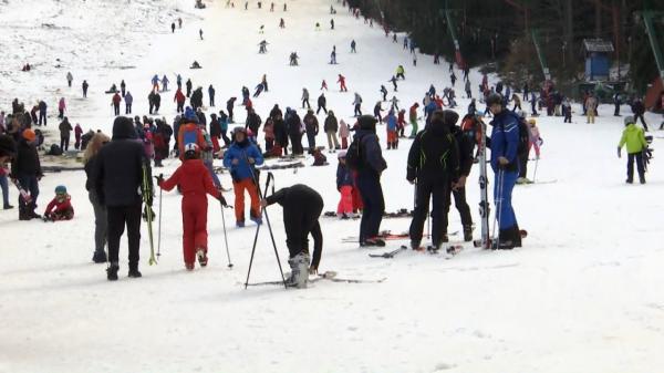 Cât costă o tabără de schi pentru un singur copil. Pârtiile sunt pline de dimineaţa până seara