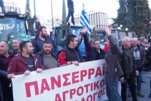 Fermierii greci au luat cu asalt Atena. În faţa Parlamentului, protestatarii s-au plâns de promisiunile goale din partea guvernului