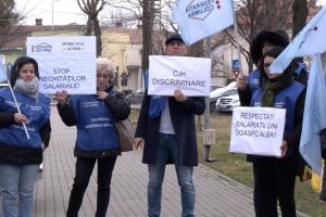 Protest al angajaţilor de la Protecţia Copilului din Alba. Oamenii vor salarii mai mari, la nivelul colegilor din alte judeţe
