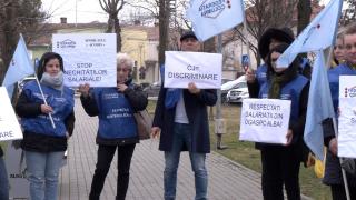 Protest al angajaţilor de la Protecţia Copilului din Alba. Oamenii vor salarii mai mari, la nivelul colegilor din alte judeţe