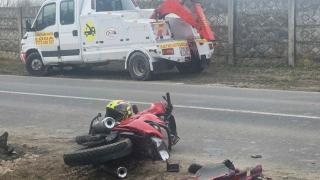 Tânăr de 22 de ani, mort pe loc după ce s-a izbit cu motocicleta de un utilaj agricol. Şoferul a virat brusc fără să se asigure