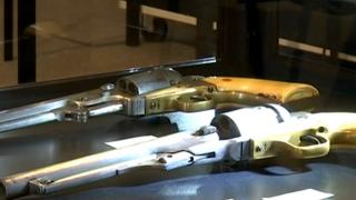 Aproape 100 de arme fără autorizaţie au fost confiscate din locuinţa actorului Alain Delon. Pe proprietatea avea şi un poligon de tragere