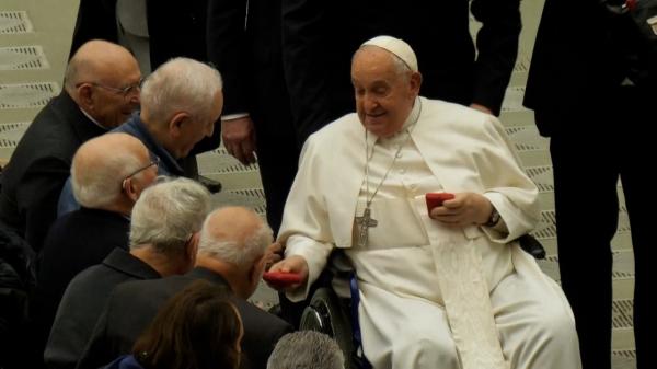 Papa Francisc, dus de urgenţă la spital. În timpul audienţei papale nu şi-a mai putut rosti discursul
