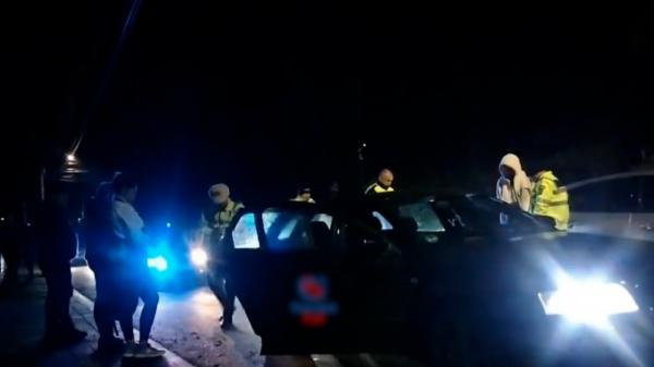 Cursă nebună, cu focuri de armă, pe urmele unui șofer de ocazie. Teribilistul din Suceava a fost prins abia în afara orașului