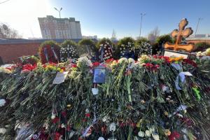 Poliţia a închis cimitirul în care Alexei Navalnîi e înmormântat. Sute de simpatizanţi au făcut coadă şi au aruncat flori peste gard