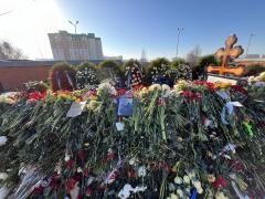 Poliţia a închis cimitirul în care Alexei Navalnîi e înmormântat. Sute de simpatizanţi au făcut coadă şi au aruncat flori peste gard