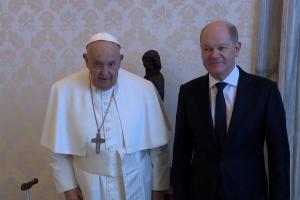 Olaf Scholz, întâlnire cu Papa Francisc. I-a oferit Suveranului Pontif mingea oficială a EURO 2024