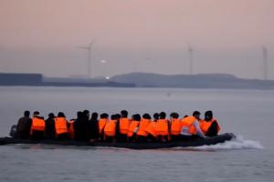 O fetiţă de 7 ani a murit după ce barca în care se afla s-a răsturnat, în nordul Franţei. Copila, alături de părinţii ei migranţi, voiau să ajungă pe Canalul Mânecii