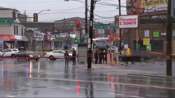 Opt adolescenţi au fost împuşcaţi în timp ce aşteptau autobuzul, în Philadelphia. Unul dintre ei a fost lovit de nouă gloanţe