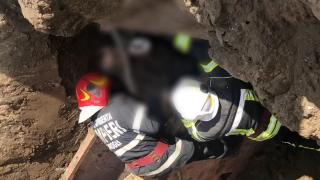 Muncitori captivi sub un mal de pământ, salvați de pompierii din Vâlcea. Victimele au fost transportate la spital