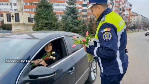 Momentul în care o tânără este surprinsă cu un buchet de flori chiar de tatăl ei, poliţist în Suceava. Bărbatul o oprise pe Bianca în trafic